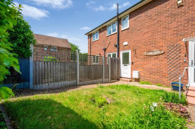 2 bed property, in Brambles Close TW7, £495,000