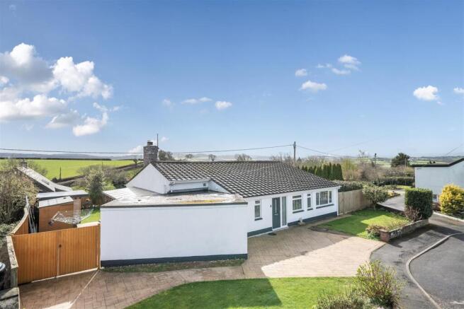 3 bed property, in Cheriton Bishop, £525,000