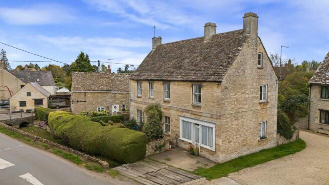 4 bed property, in High Road, £500,000