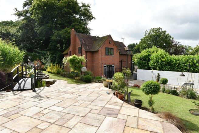 4 bed property, in Butterton, £450,000