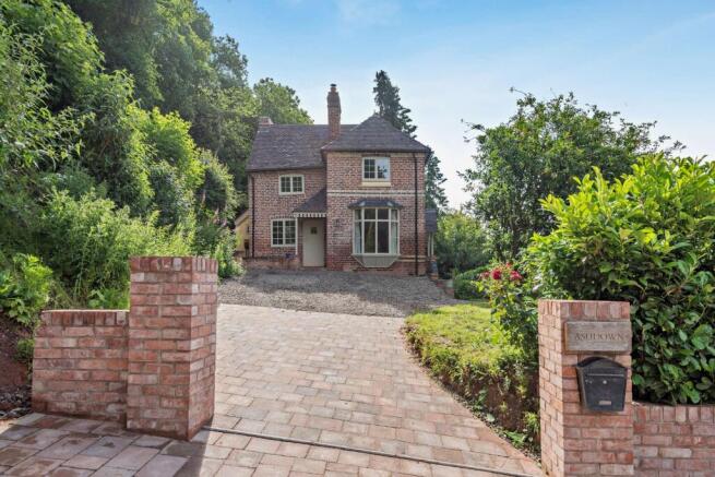 5 bed property, in Worcester Road, £650,000