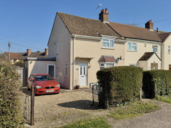 2 bed property, in Harters Close, £245,000