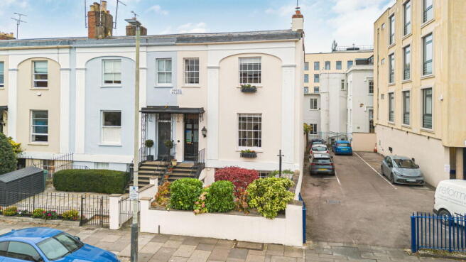 6 bed property, in Bath Road, £750,000