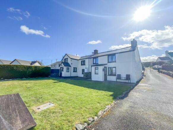 5 bed property, in Llewellyns Row, £420,000