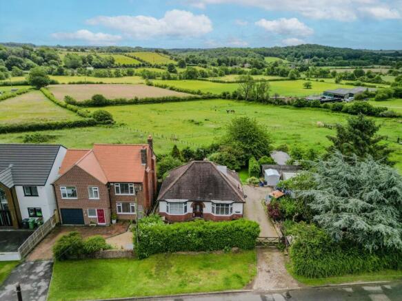 2 bed property, in Birches Lane, £325,000