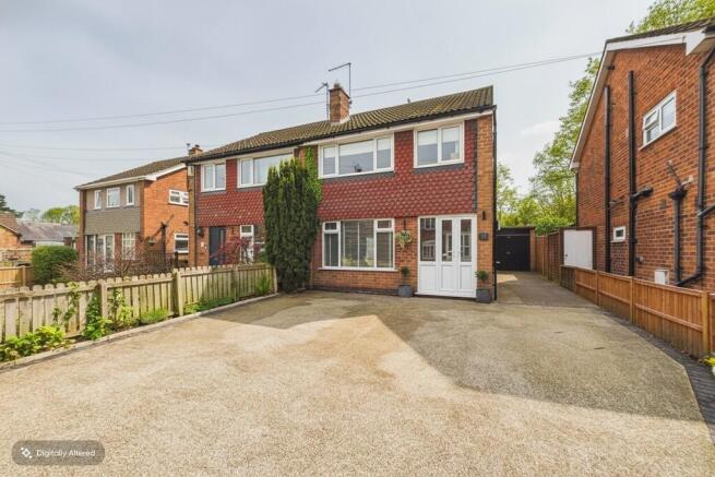3 bed property, in Main Street, £325,000