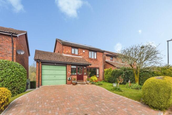 6 bed property, in Greystones, £550,000