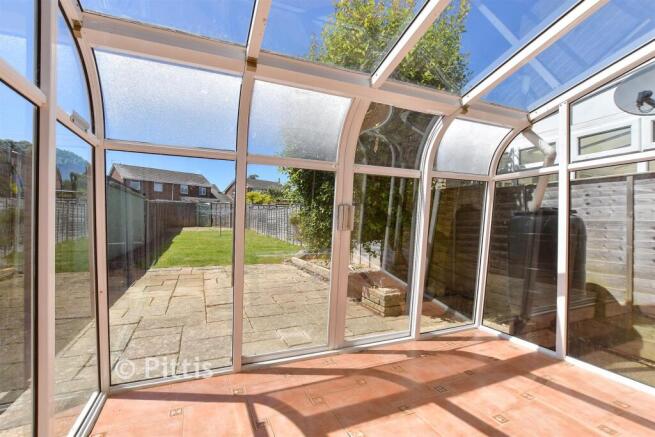 3 bed property, in Moor View, £190,000