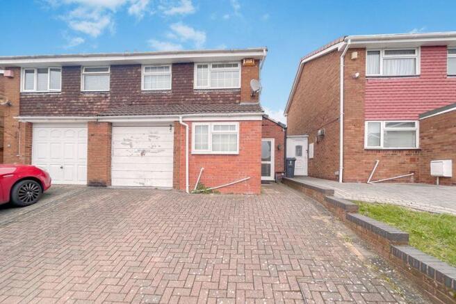 3 bed property, in Woodfort Road, £180,000