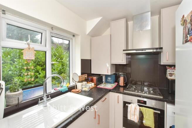 2 bed property, in Croydon Road, £260,000
