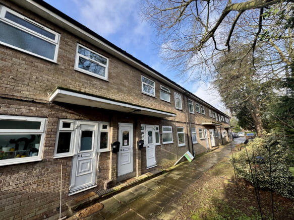 2 bed property, in Willow Court, £60,000