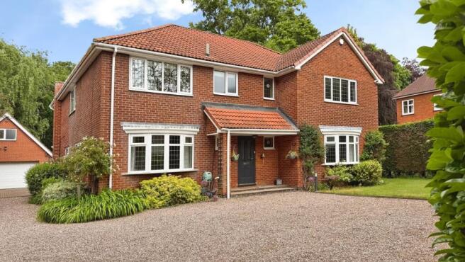 5 bed property, in Westfield Park, £925,000
