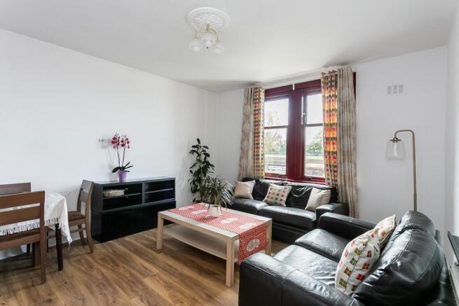 2 bed property, in Goose Green Crescent, £155,000