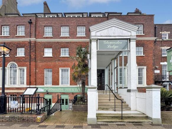 2 bed property, in The Esplanade, £180,000