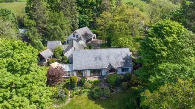 5 bed property, in Dinbren, £799,950
