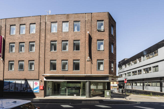 1 bed property, in Queen Street, £30,000