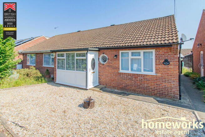 2 bed property, in Recreation Road, £175,000
