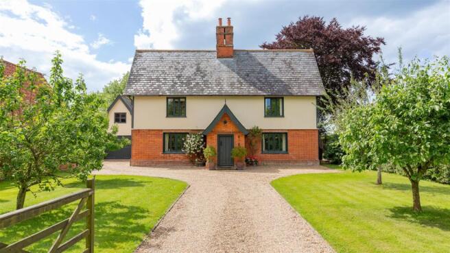 5 bed property, in Harleston IP20, £775,000