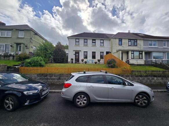 4 bed property, in Heol Pandy, £230,000