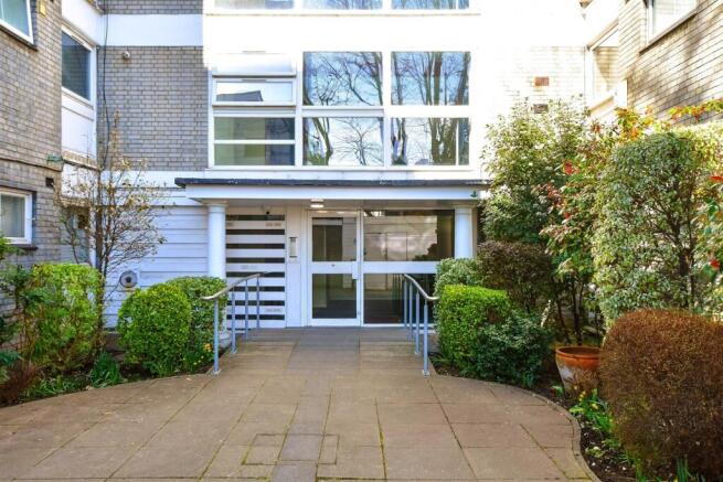 2 bed property, in Woodford Road, £300,000