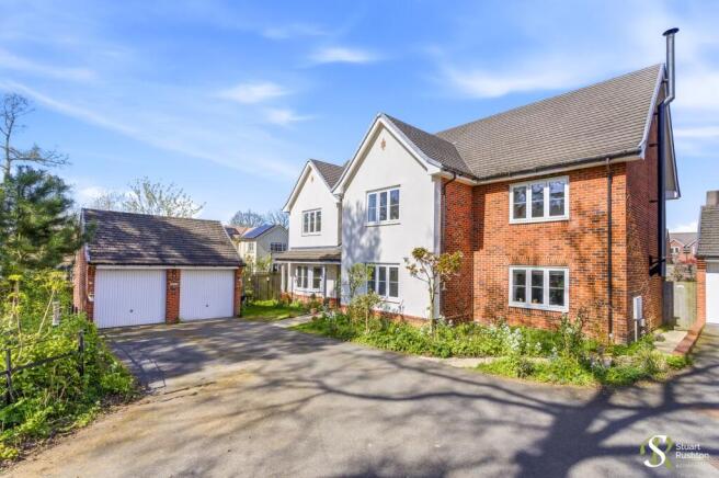 5 bed property, in Blackberry Gardens, £850,000