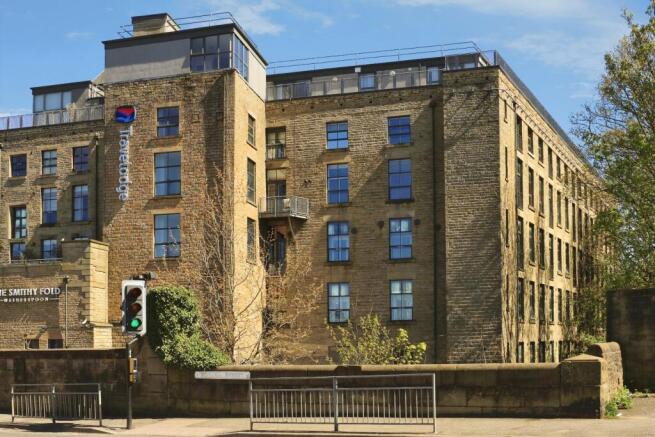 2 bed property, in Victoria Street, £170,000