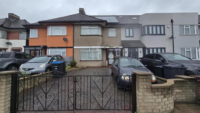 3 bed property, in Eastern Avenue, £520,000