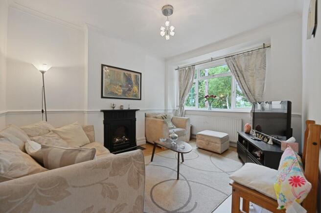 3 bed property, in Benhill Road, £450,000