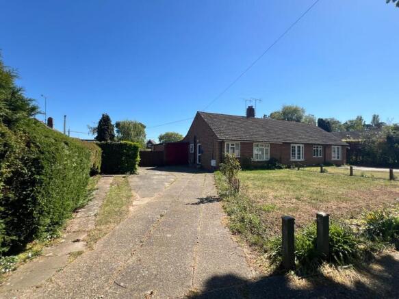 2 bed property, in Mere Close, £290,000