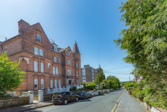 2 bed property, in Molyneux Park Road, £250,000