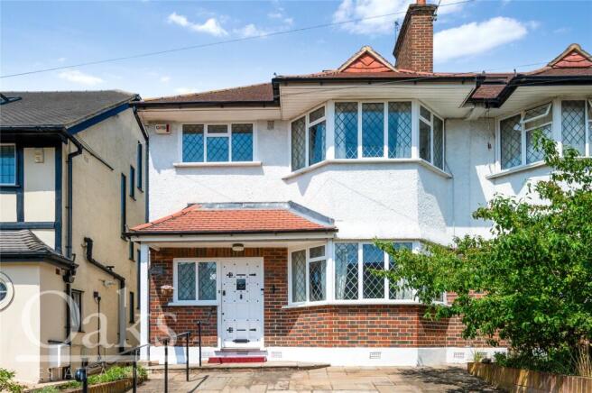 3 bed property, in Heatherset Gardens, £650,000