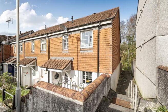 2 bed property, in Debden Close PL5, £170,000