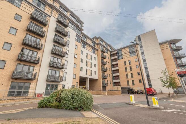 1 bed property, in Bowman Lane, £101,000