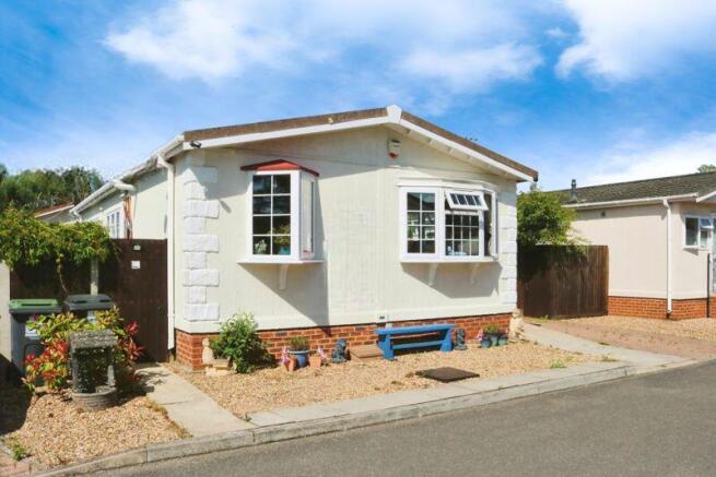 2 bed property, in Orchards Residential Park, £260,000