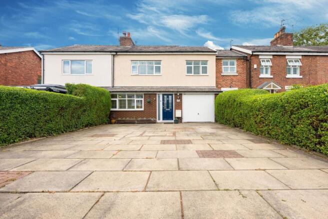 4 bed property, in Moss Lane, £330,000