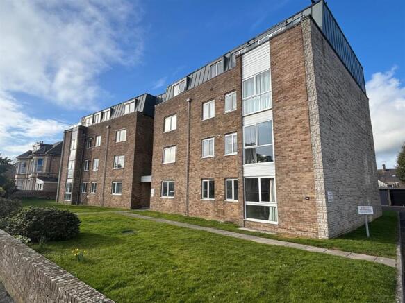 2 bed property, in Alexandra Road, £150,000