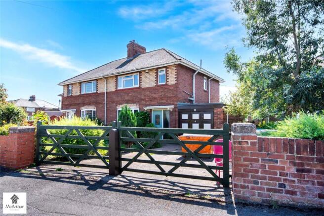 3 bed property, in East Street, £150,000