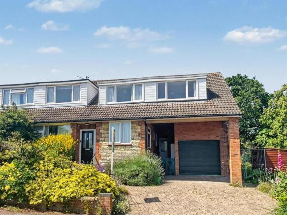 4 bed property, in Curlew Crescent, £425,000