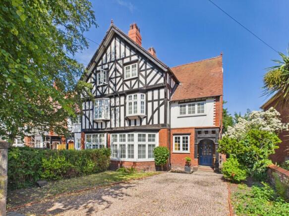 5 bed property, in Shavington Avenue, £925,000