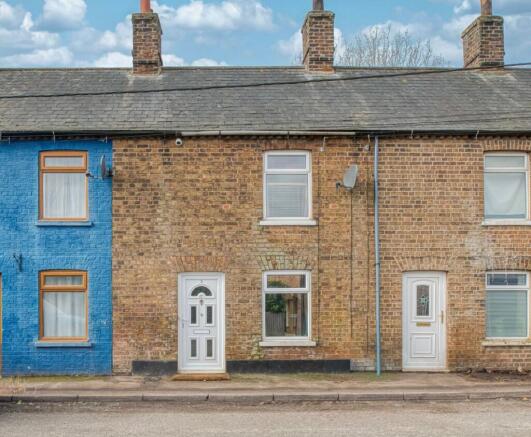 2 bed property, in Main Road, £130,000