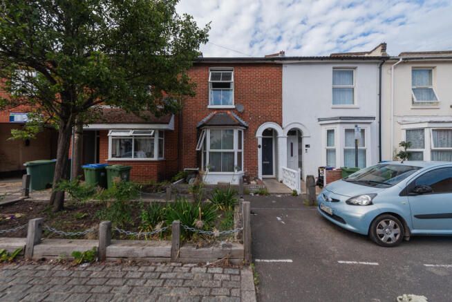 3 bed property, in Parsonage Road, £290,000