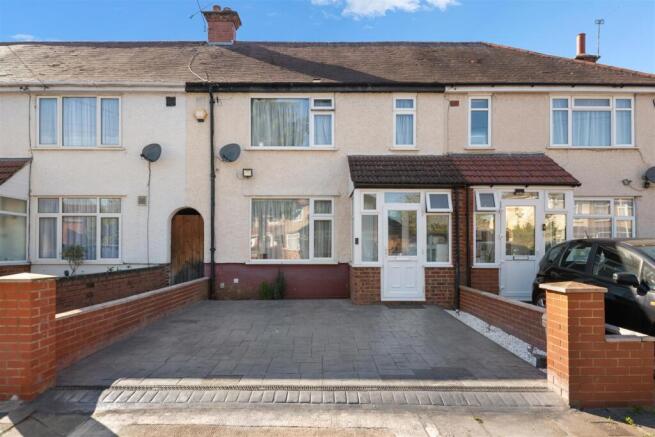 3 bed property, in Blandford Waye, £515,000