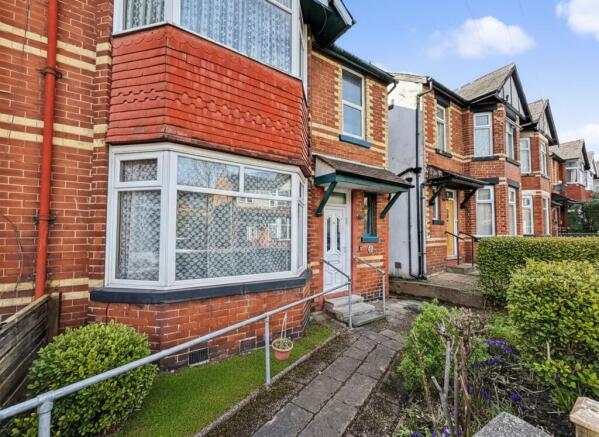 3 bed property, in Sedgley Avenue, £300,000