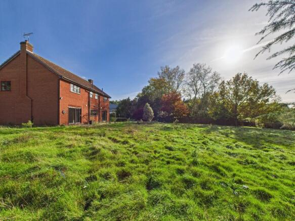 4 bed property, in Cherry House & Bromeswell Lakes, £995,000