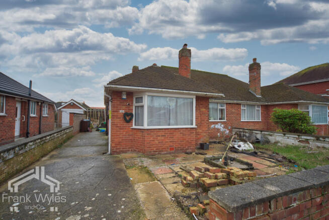 2 bed property, in Warwick Road, £215,000