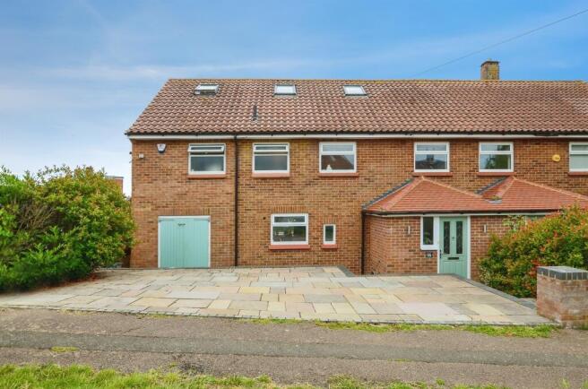 5 bed property, in Someries Road, £875,000