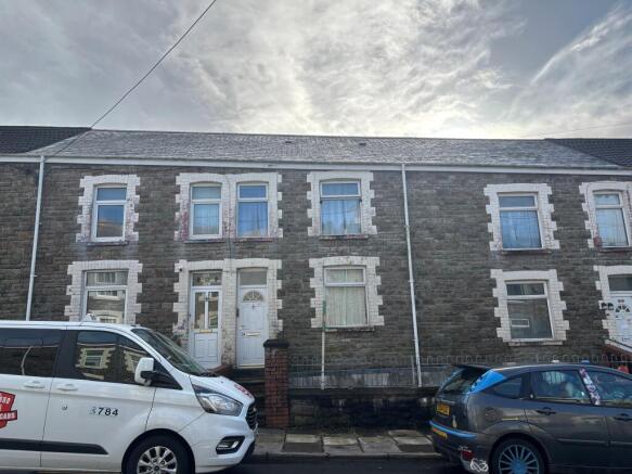 3 bed property, in Alexandra Road, £100,000