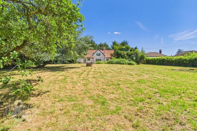 4 bed property, in Ipswich Road, £500,000