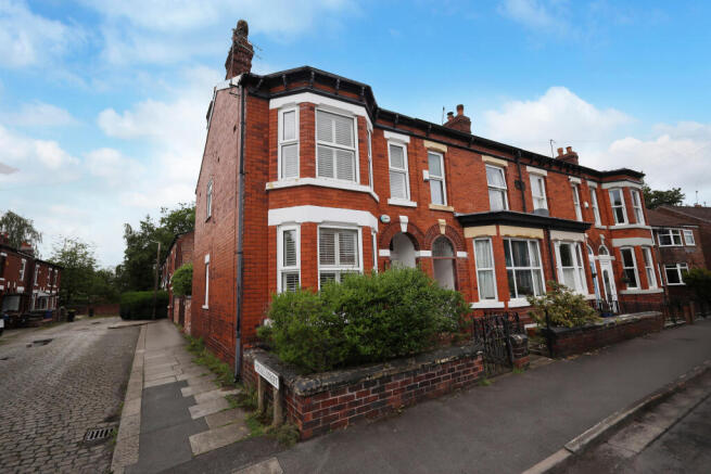 2 bed property, in Cuthbert Road, £325,000