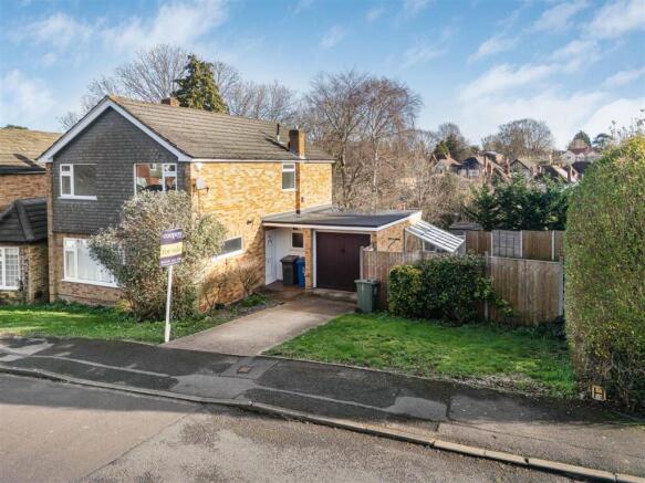 4 bed property, in Belmont Drive, £825,000